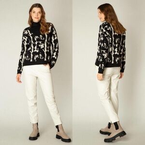 Yest V-Neck Textured Knit Sweater